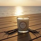 Bougie parfumée Tahiti Candles Vanilla 80g en pot de verre avec gousses de vanille sur une terrasse au coucher du soleil