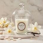 Bougie parfumée Tahiti Candles Vanilla 80g en pot de verre sous cloche avec fleurs de vanille et galets décoratifs