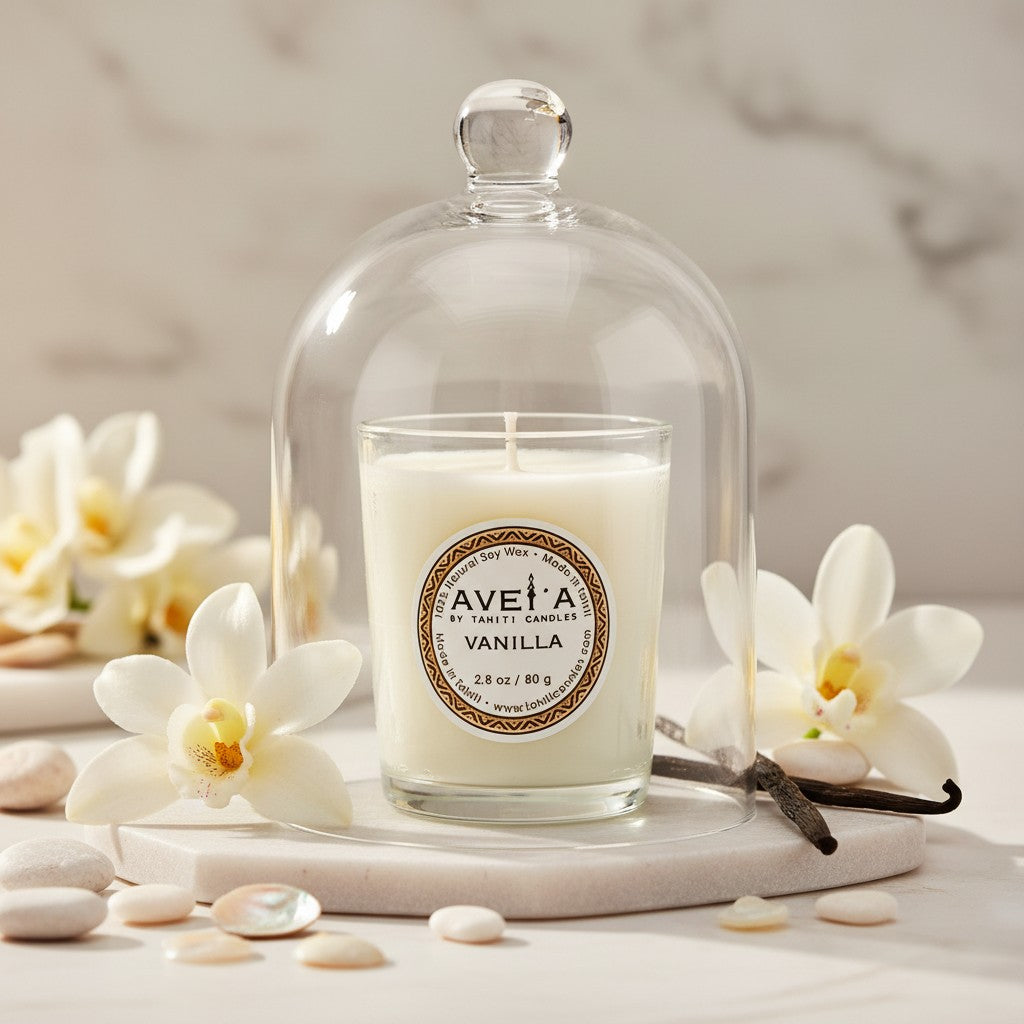 Bougie parfumée Tahiti Candles Vanilla 80g en pot de verre sous cloche avec fleurs de vanille et galets décoratifs