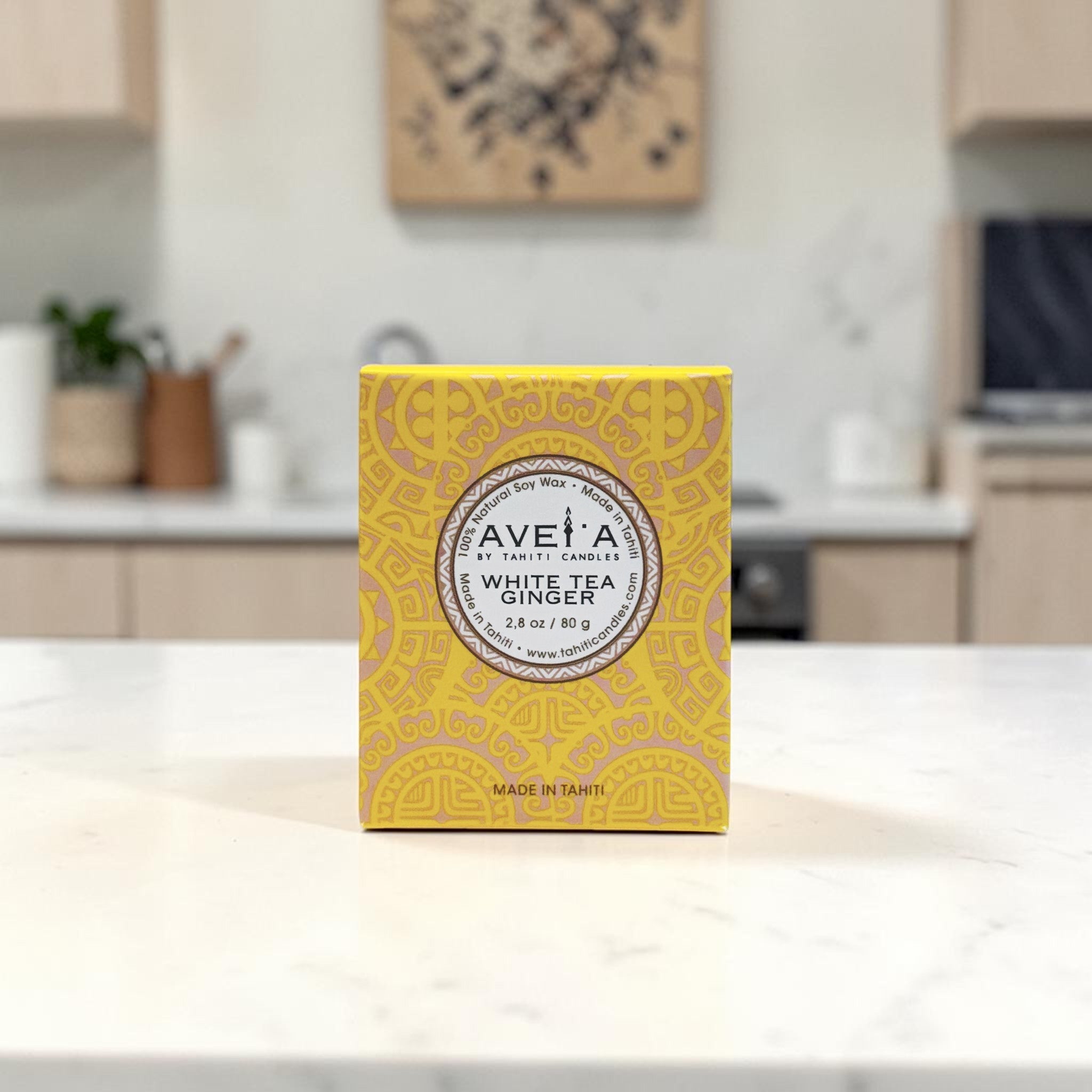 Boîte de bougie Tahiti Candles White Tea Ginger 80g avec motifs polynésiens jaunes et étiquette artisanale