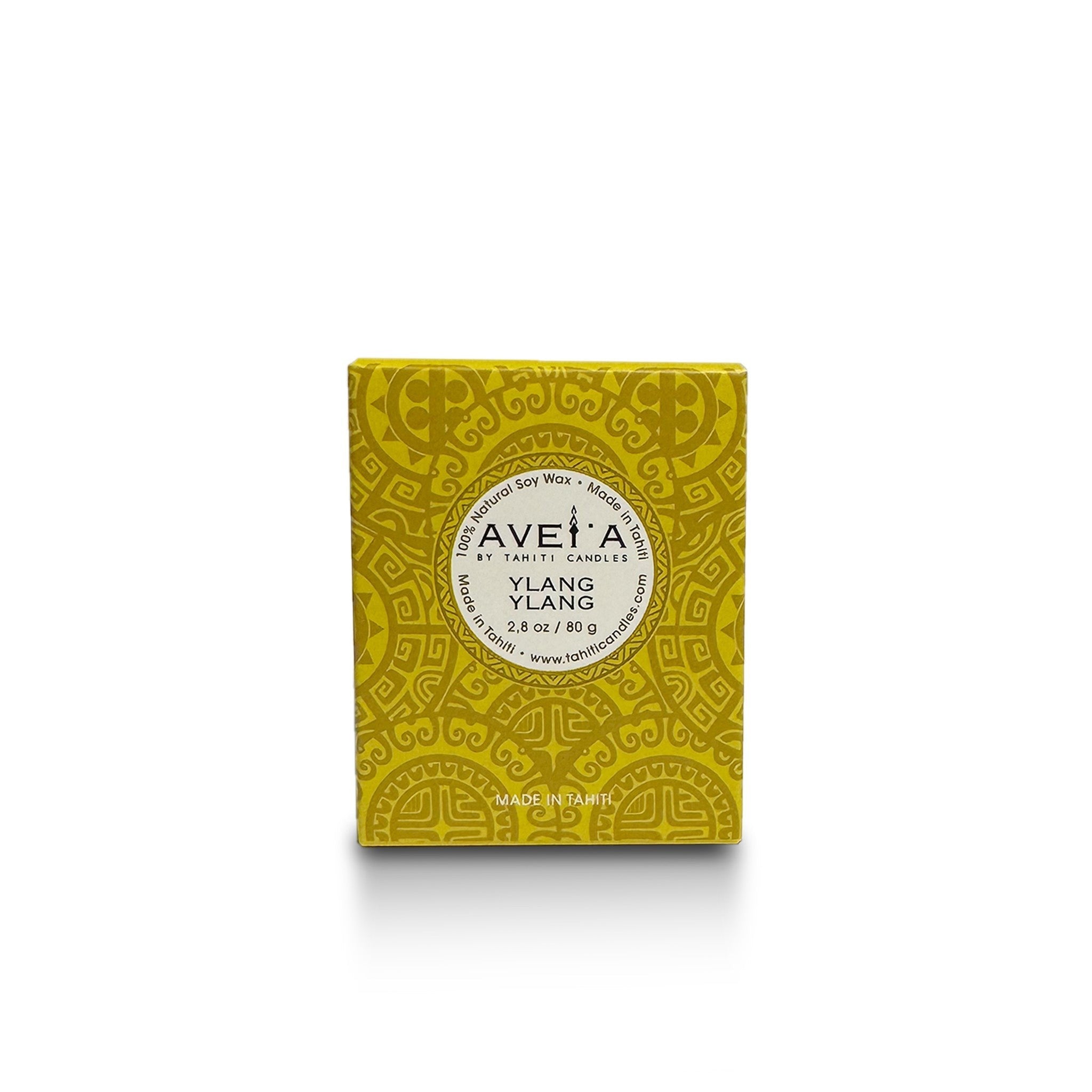 Bougie parfumée Tahiti Candles Ylang Ylang 80g dans son emballage jaune décoré de motifs polynésiens traditionnels.