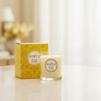 Bougie parfumée Tahiti Candles Ylang Ylang 80g en cire végétale dans un pot en verre avec son emballage jaune décoré