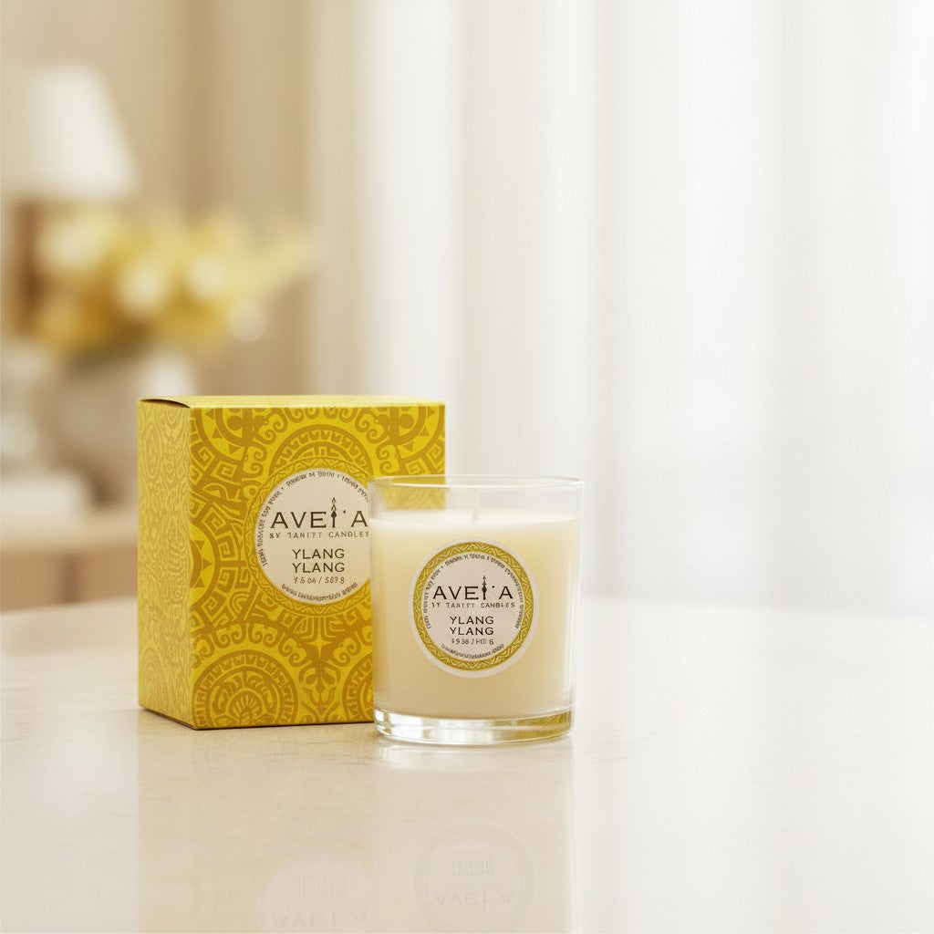 Bougie parfumée Tahiti Candles Ylang Ylang 80g en cire végétale dans un pot en verre avec son emballage jaune décoré