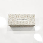 Coffret cadeau Tahiti Candles contenant 3 bougies artisanales dans une boîte en kraft à motifs polynésiens blancs