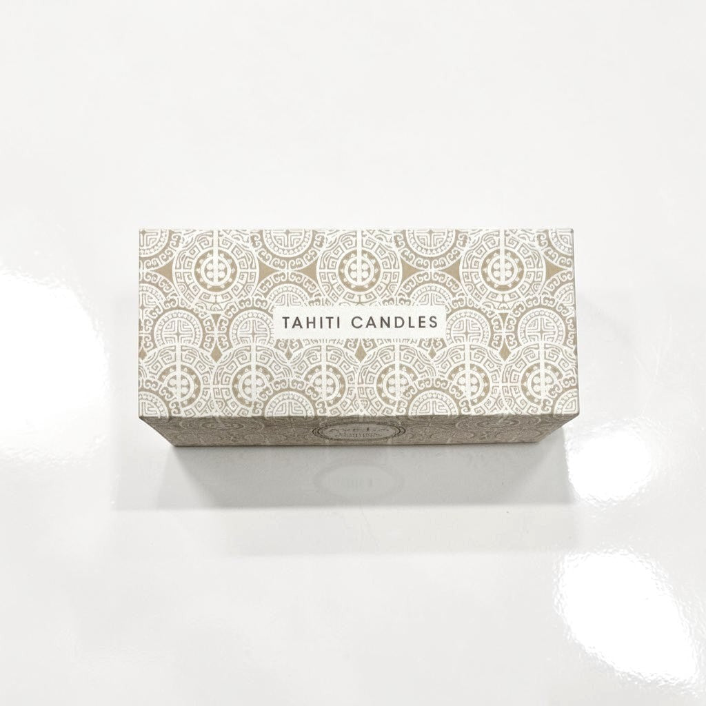 Coffret cadeau Tahiti Candles contenant 3 bougies artisanales dans une boîte en kraft à motifs polynésiens blancs