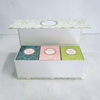Coffret cadeau Tahiti Candles avec trois bougies artisanales parfumées de 80g dans des boîtes colorées décorées