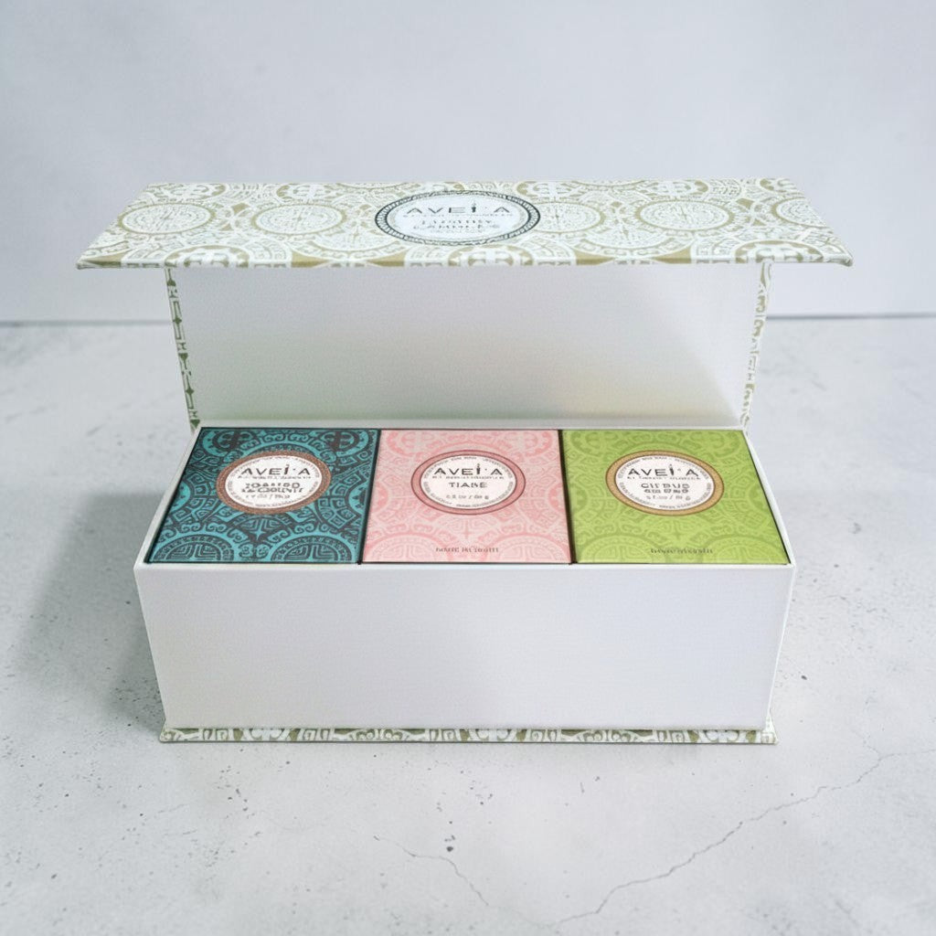 Coffret cadeau Tahiti Candles avec trois bougies artisanales parfumées de 80g dans des boîtes colorées décorées