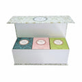 Coffret cadeau Tahiti Candles contenant trois bougies artisanales parfumées de 80g dans une boîte élégante décorée