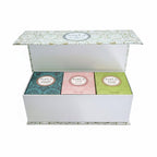 Coffret cadeau Tahiti Candles contenant trois bougies artisanales parfumées de 80g dans une boîte élégante décorée