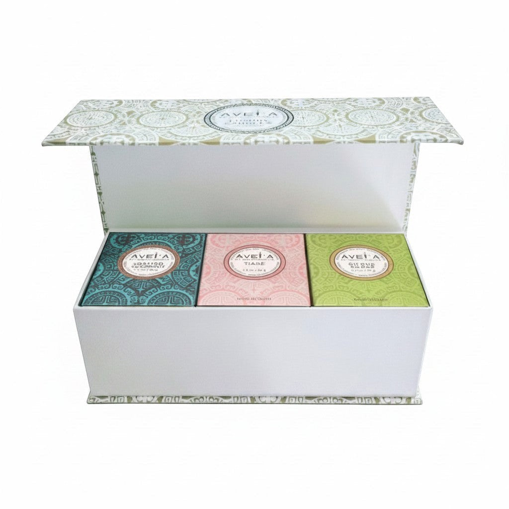 Coffret cadeau Tahiti Candles contenant trois bougies artisanales parfumées de 80g dans une boîte élégante décorée